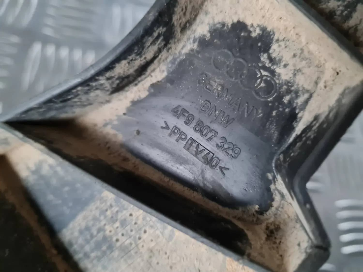 Zentrale Halterung des hinteren Stoßfängers AUDI A6 2008 - foto 2