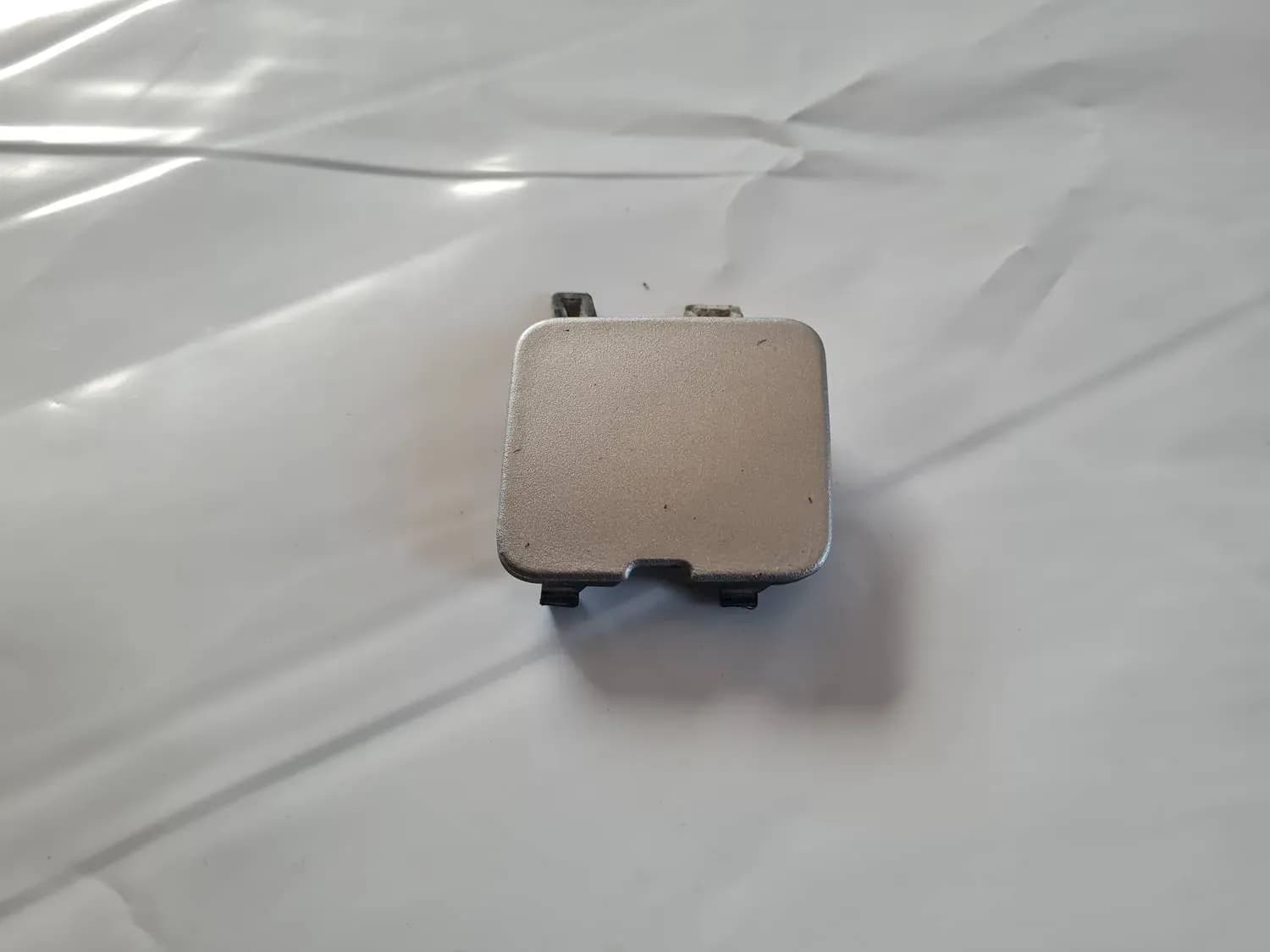 Abdeckung für Abschlepphaken am hinteren Stoßfänger RENAULT SCENIC III 2011 - foto 2
